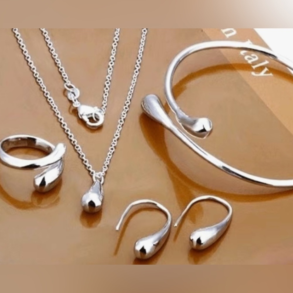 NWT Water Droplet Pendant Necklace Jewelry Set, Silver